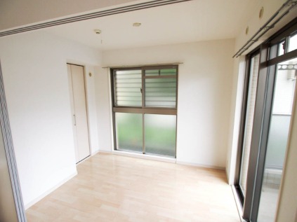 こちらは寝室にぴったりの洋室です