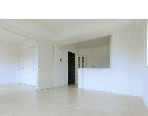 広々リビングでゆっくりくつろいでください