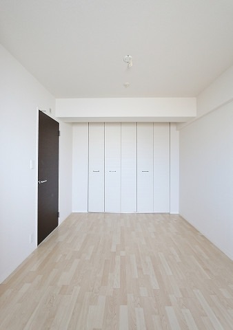 こちらは寝室にぴったりの洋室です