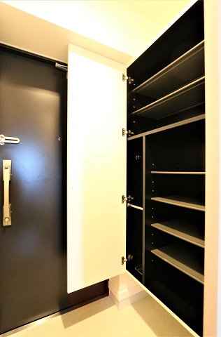 天井まであるシューズボックスで整理整頓が楽ですね