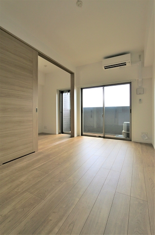 リビングと洋室に窓がありますので明るいですね