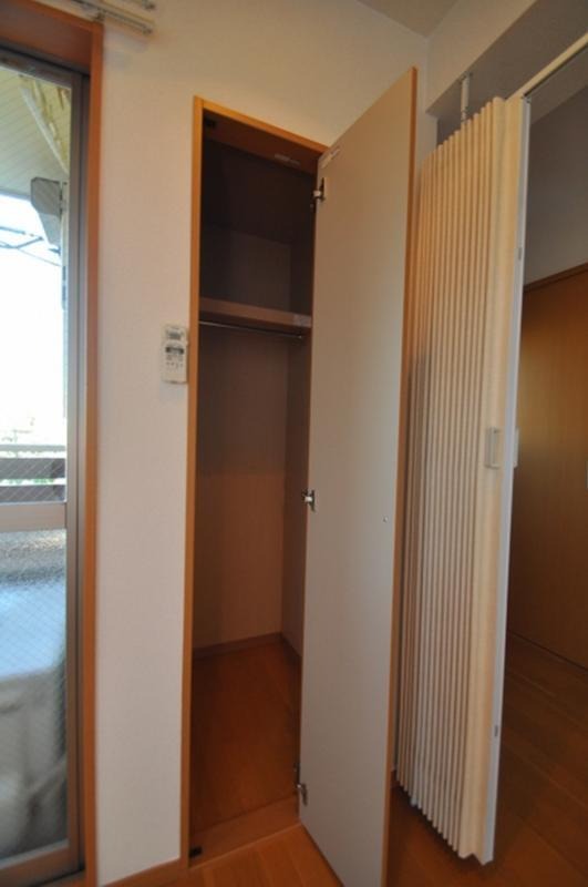 リビングにも収納がございます