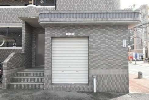 こちらゴミ捨て場になります、