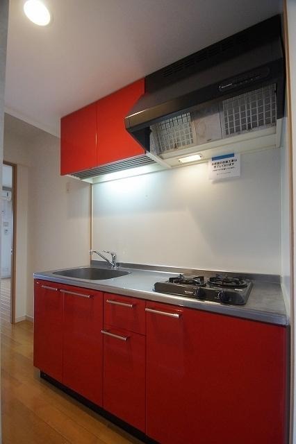 オシャレな赤のキッチンです
