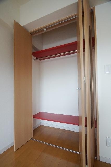 キッチンとおそろいの赤い棚です