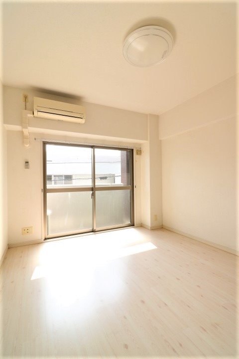 日当たりもよく過ごしやすい一部屋となっております。