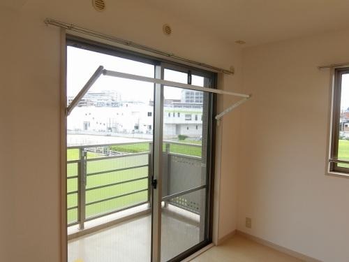 雨の日に嬉しい室内物干しつき