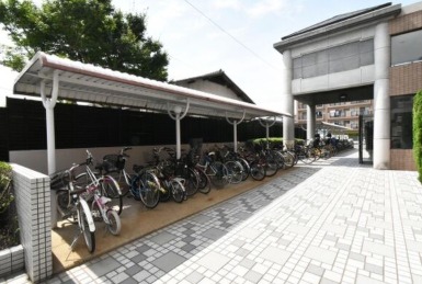 駐輪場は屋根付きです。