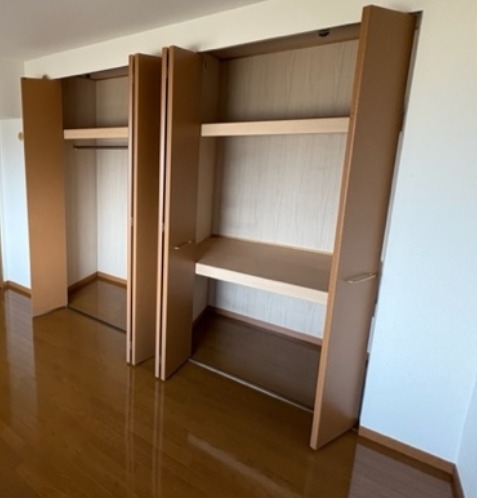 奥行きのあるクローゼットですね