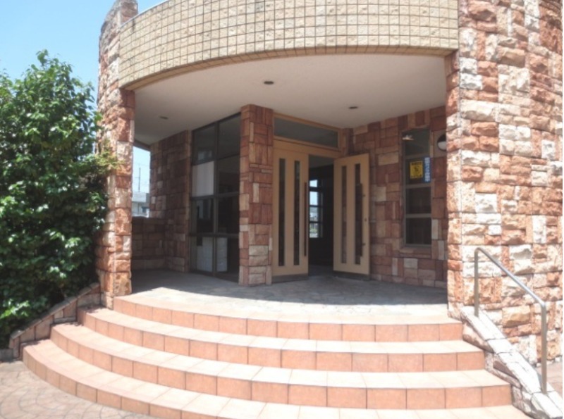 外観タイル張りのオシャレなエントランスですね