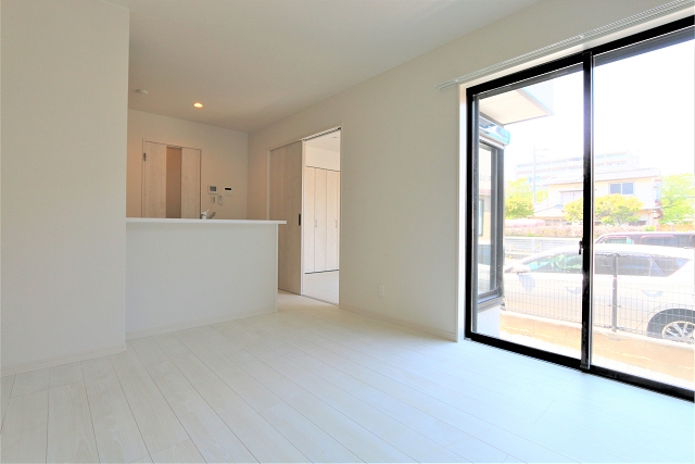 白基調で明るく窓が大きくて開放感のあるリビングです