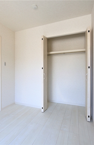 かさばりやすいお洋服もたっぷり収納可能です