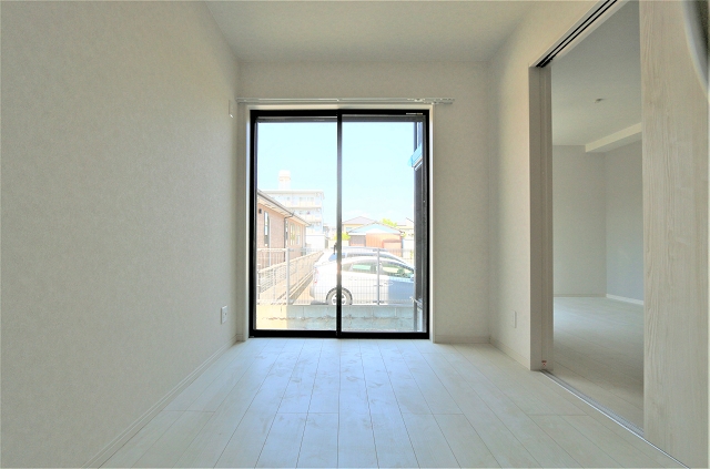 窓が大きく寝室にピッタリのお部屋です