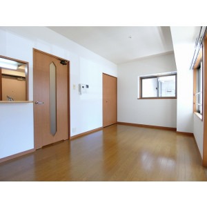 家具の配置に困らないリビングですね