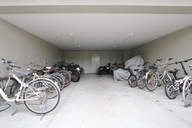 広々した駐輪場もあります