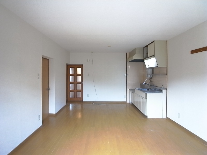 明るい12帖のリビングです。