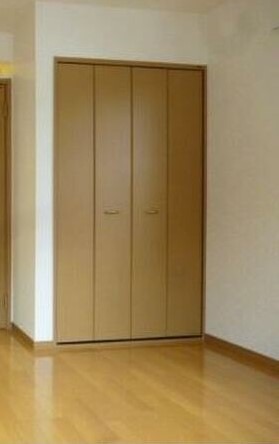 かさばりやすいお洋服もたっぷり収納可能です