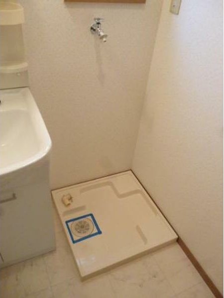 室内に洗濯機置き場がございます