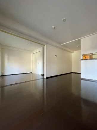 家具の配置に困らないリビングですね