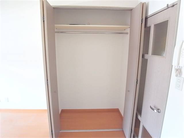 衣類の収納はこちらへどうぞ。