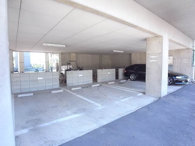 敷地内駐車場空きございます。