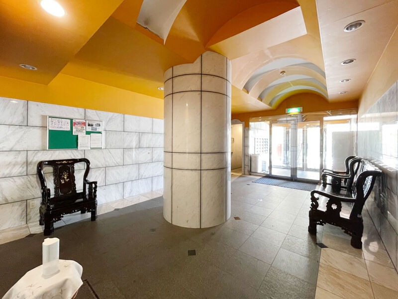 エントランス内のベンチでひと休み