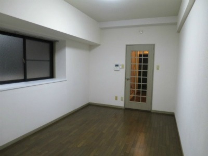 こちらは寝室にピッタリの洋室です