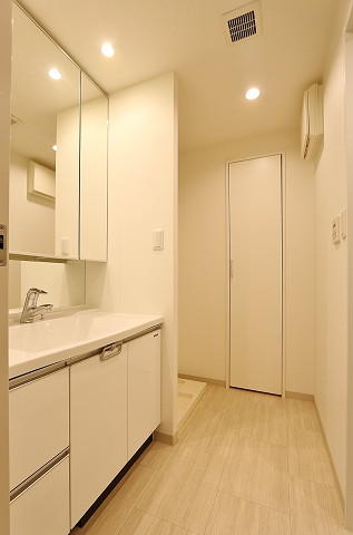 三面鏡の洗面台