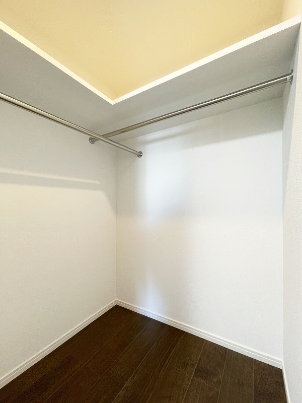 かさばりやすいお洋服もたっぷり収納可能です