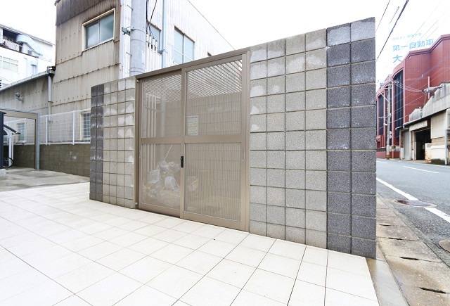 ゴミ捨て場はこちらで♪