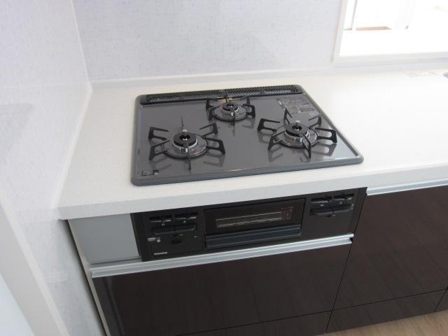 嬉しい3口コンロ付きシステムキッチンです