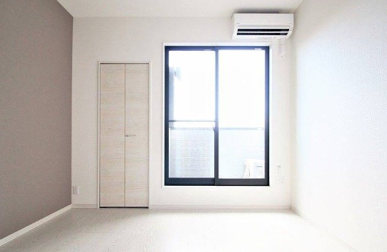 明るい陽が差し込むバルコニー