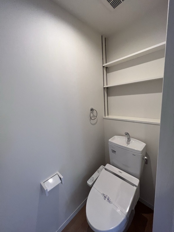 トイレ収納完備。