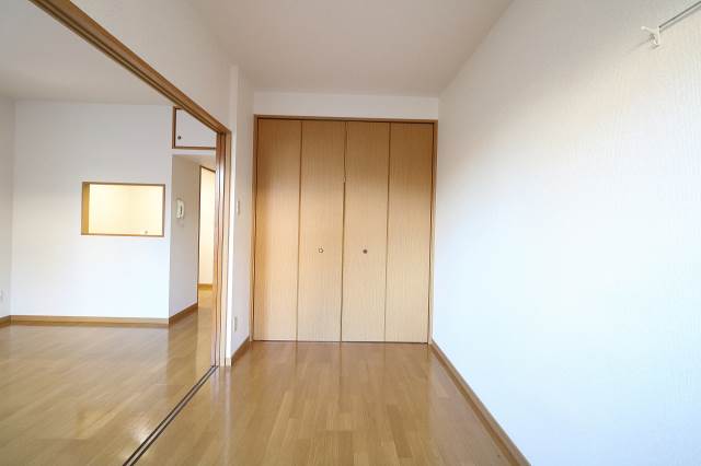 こちら寝室にいかがでしょうか。