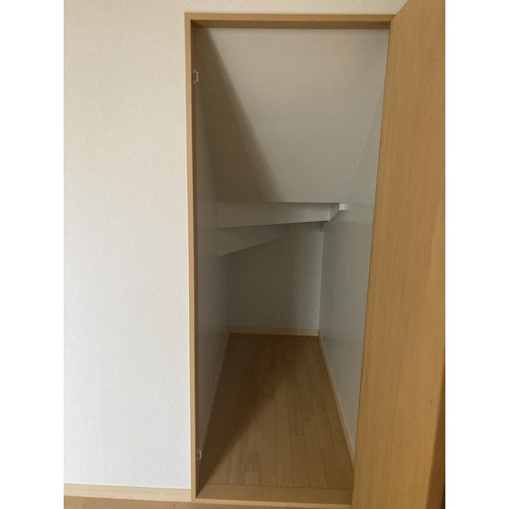 階段下の収納もございます。