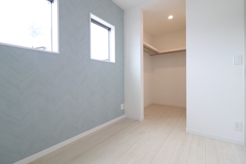 こちらは寝室にピッタリの洋室です