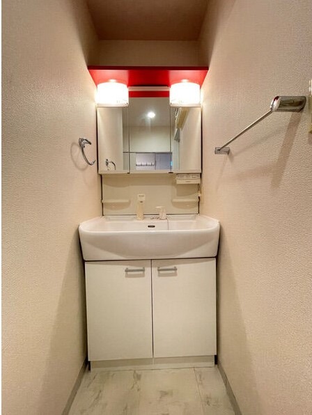 洗面所にも贅沢にアクセントクロスを使っています