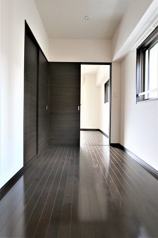 窓があって日当たりがよい寝室です