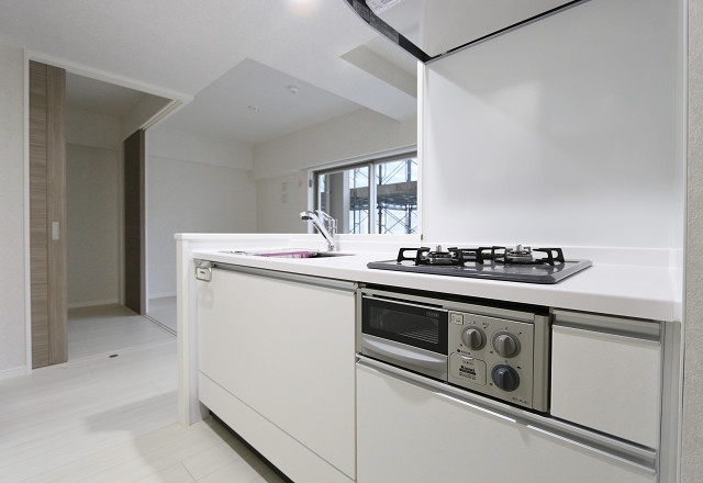 ２口コンロにグリル付きのシステムキッチン