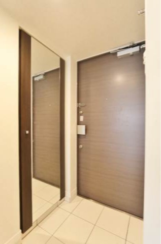 玄関に全身鏡があるのでお出かけ前のチェックもバッチリ