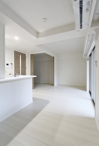 窓が大きく開放感のあるリビングですよ