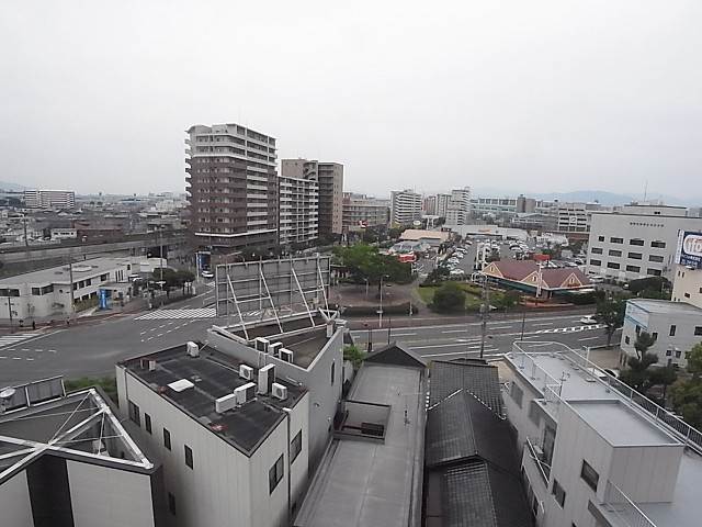 目の前はショッピングセンターです