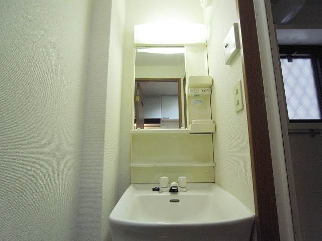 嬉しい独立洗面台完備です