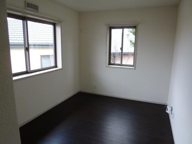 こちらは寝室にぴったりの洋室です