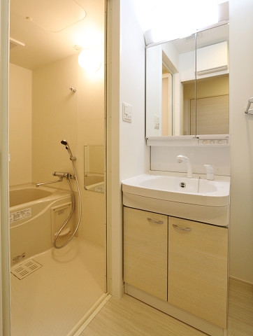 嬉しい独立洗面台完備です