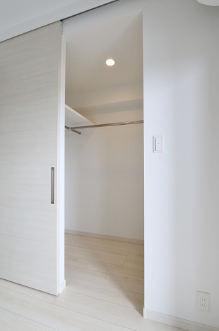 奥行きたっぷりの収納です　たくさん入りますよ