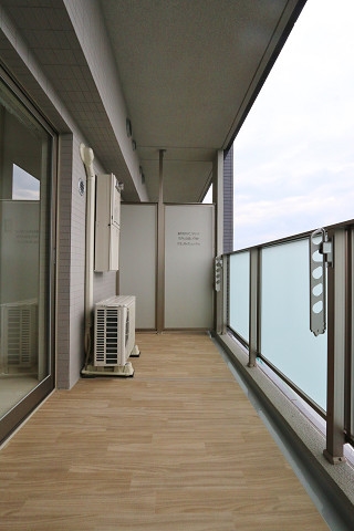 広いバルコニーでガーデニングでも