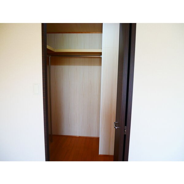 かさばりやすいお洋服もたっぷり収納可能です