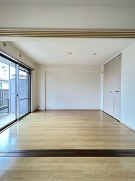 こちらは寝室にぴったりの洋室です