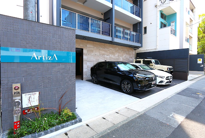 大通りが目の前なので明るいです